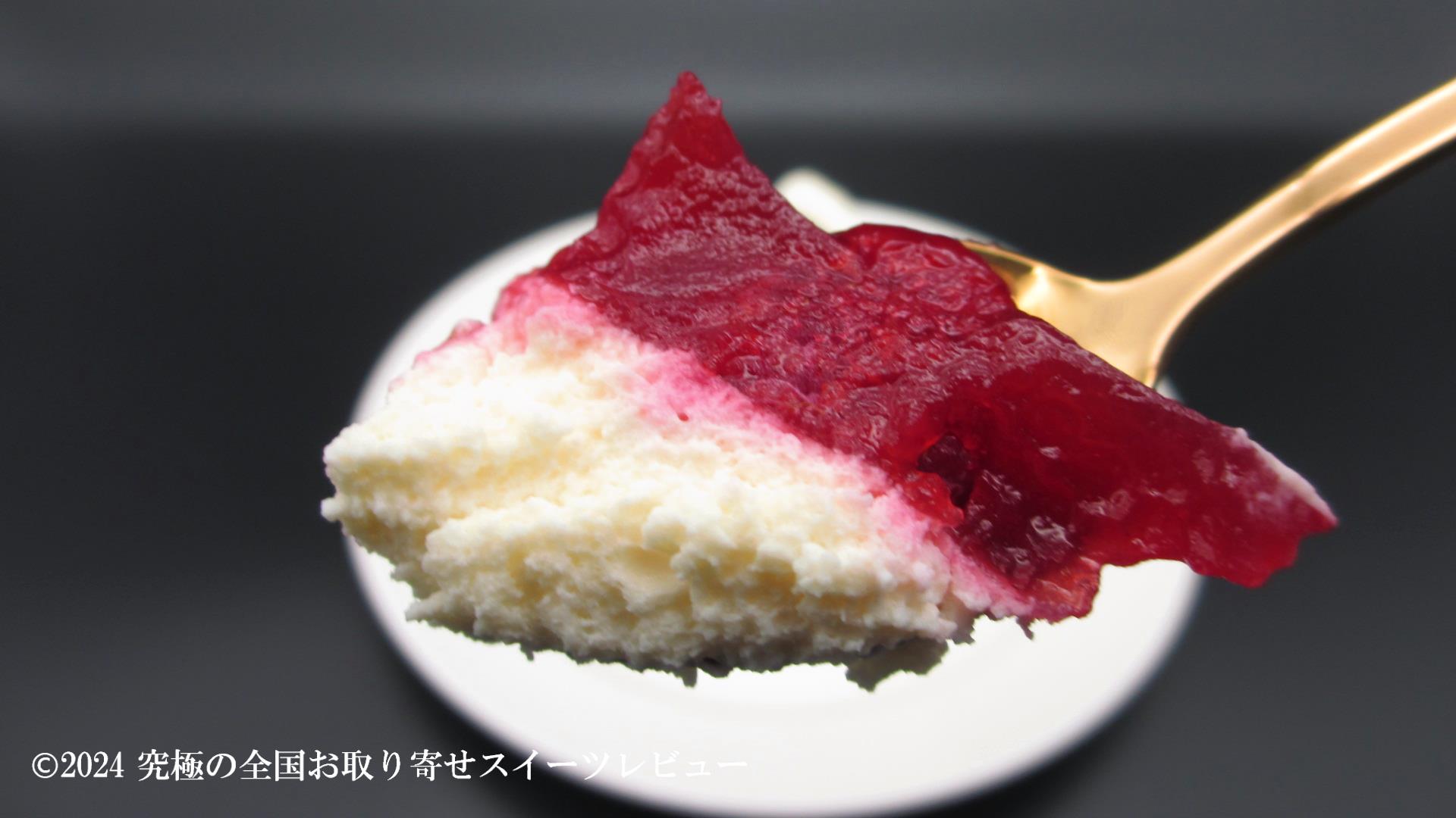 さらに、シュス木苺レアチーズケーキをひと口の画像