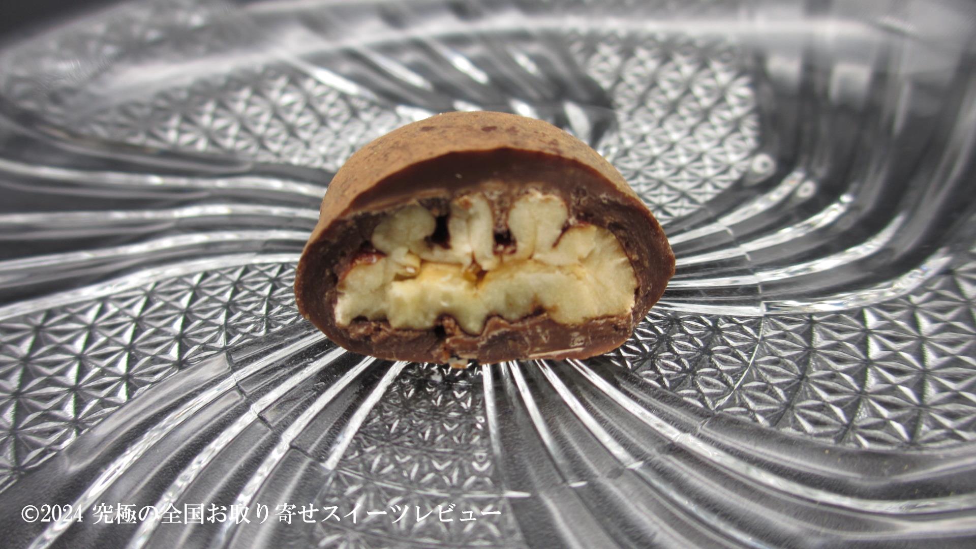 ラ・ラ・ラ ココアがけピーカンナッツチョコレートの断面の画像