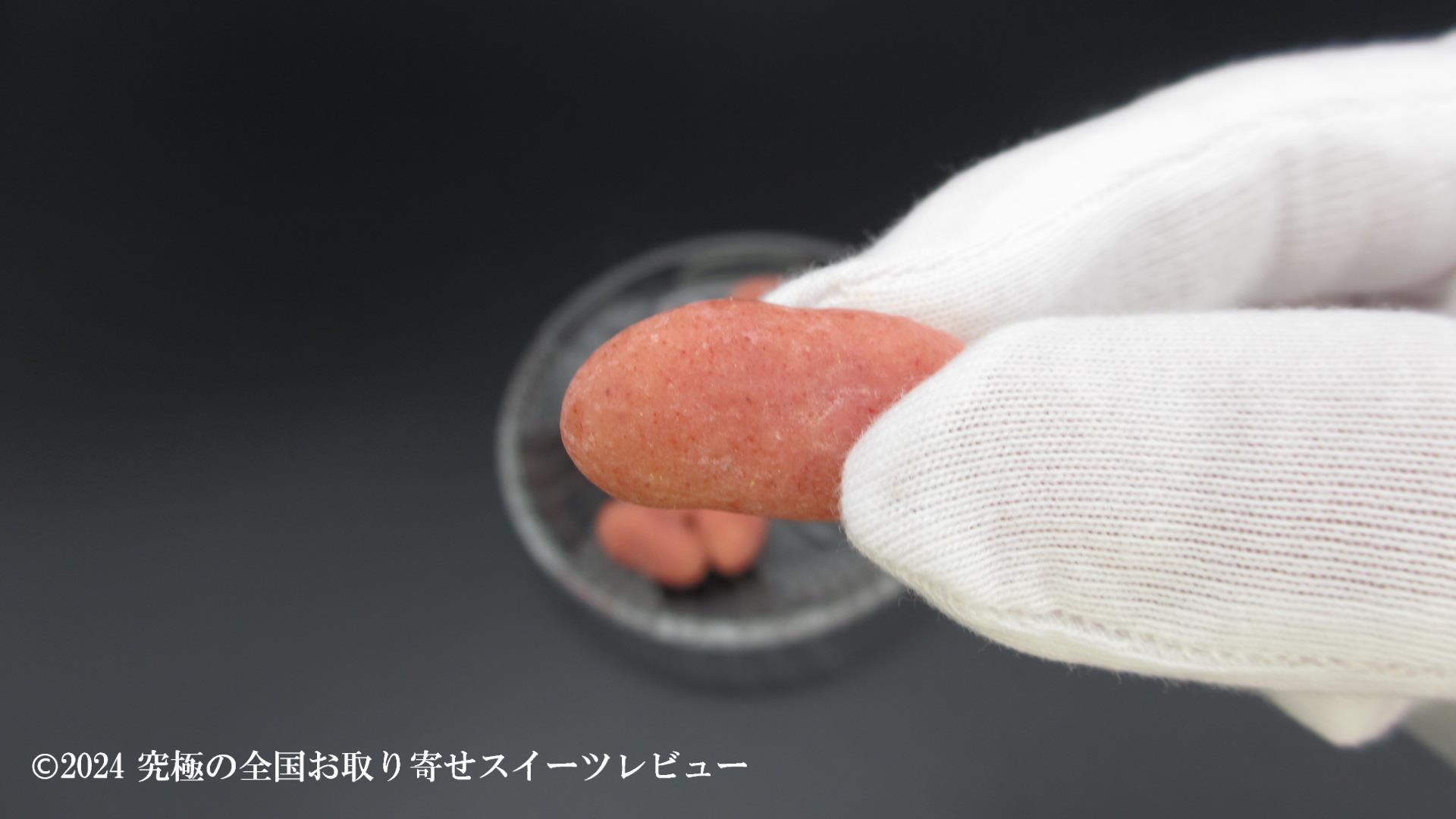 ラ・ラ・ラ　ストロベリーピーカンナッツチョコレートを持った状態の画像