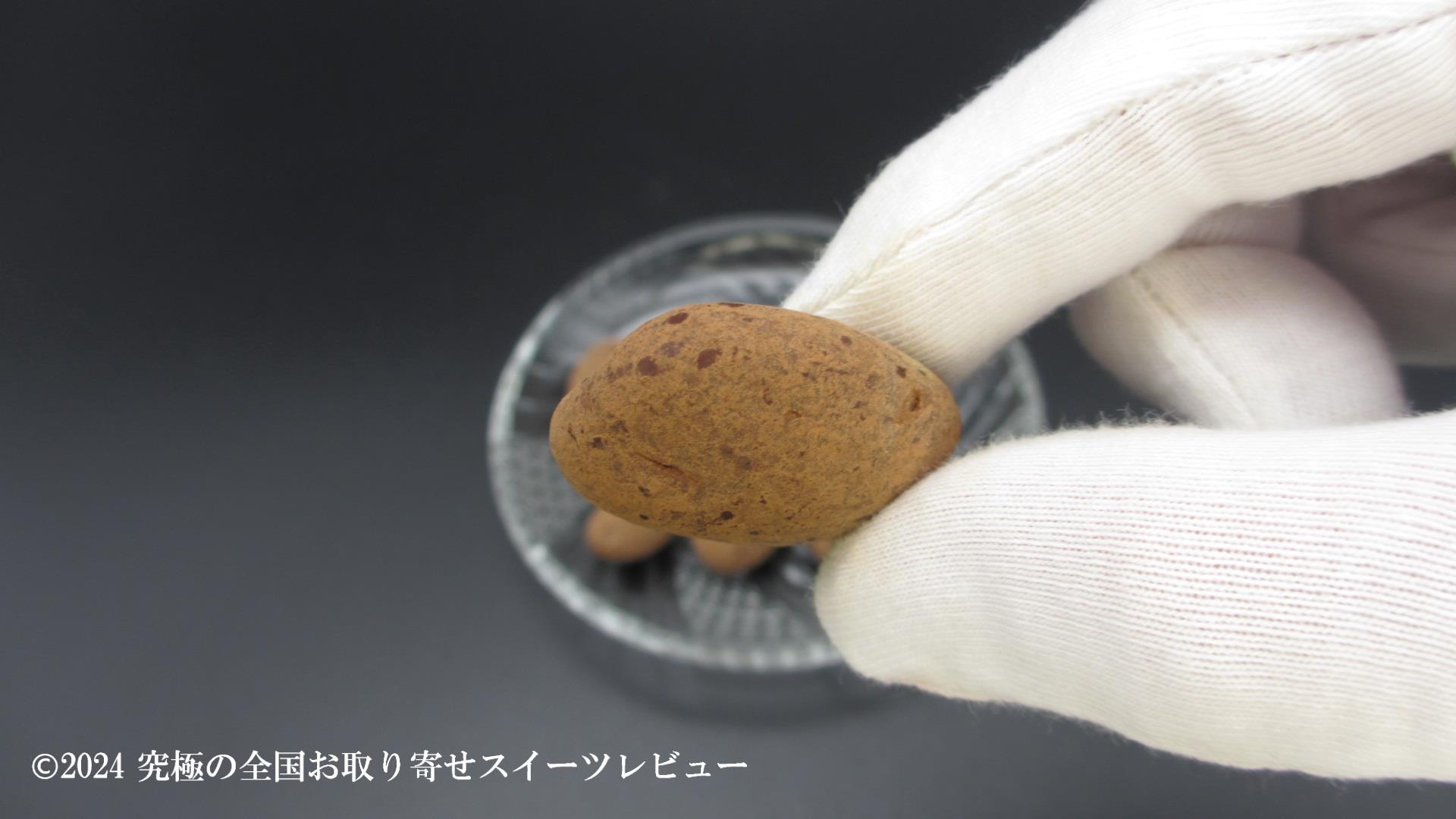 ラ・ラ・ラ ココアがけピーカンナッツチョコレートを持った状態の画像