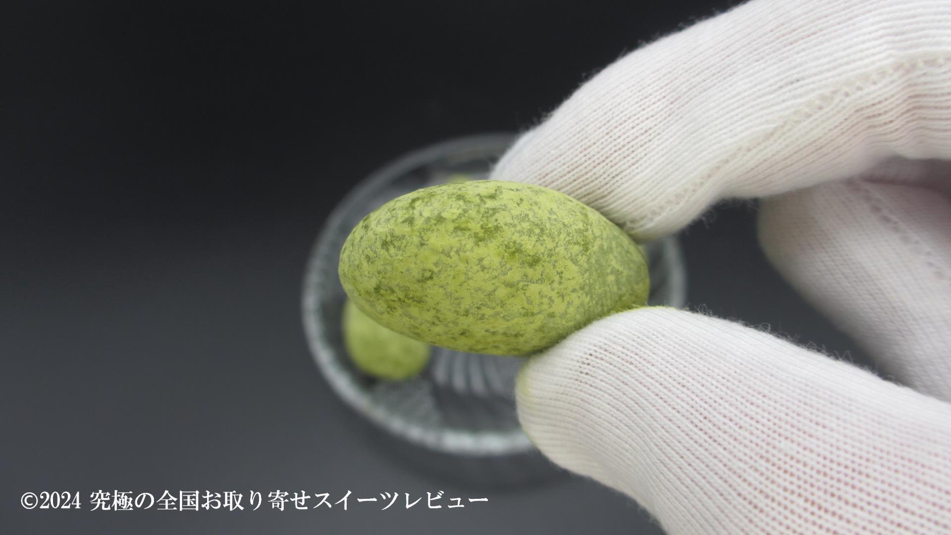 ラ・ラ・ラ 抹茶ピーカンナッツチョコレートを持った状態の画像