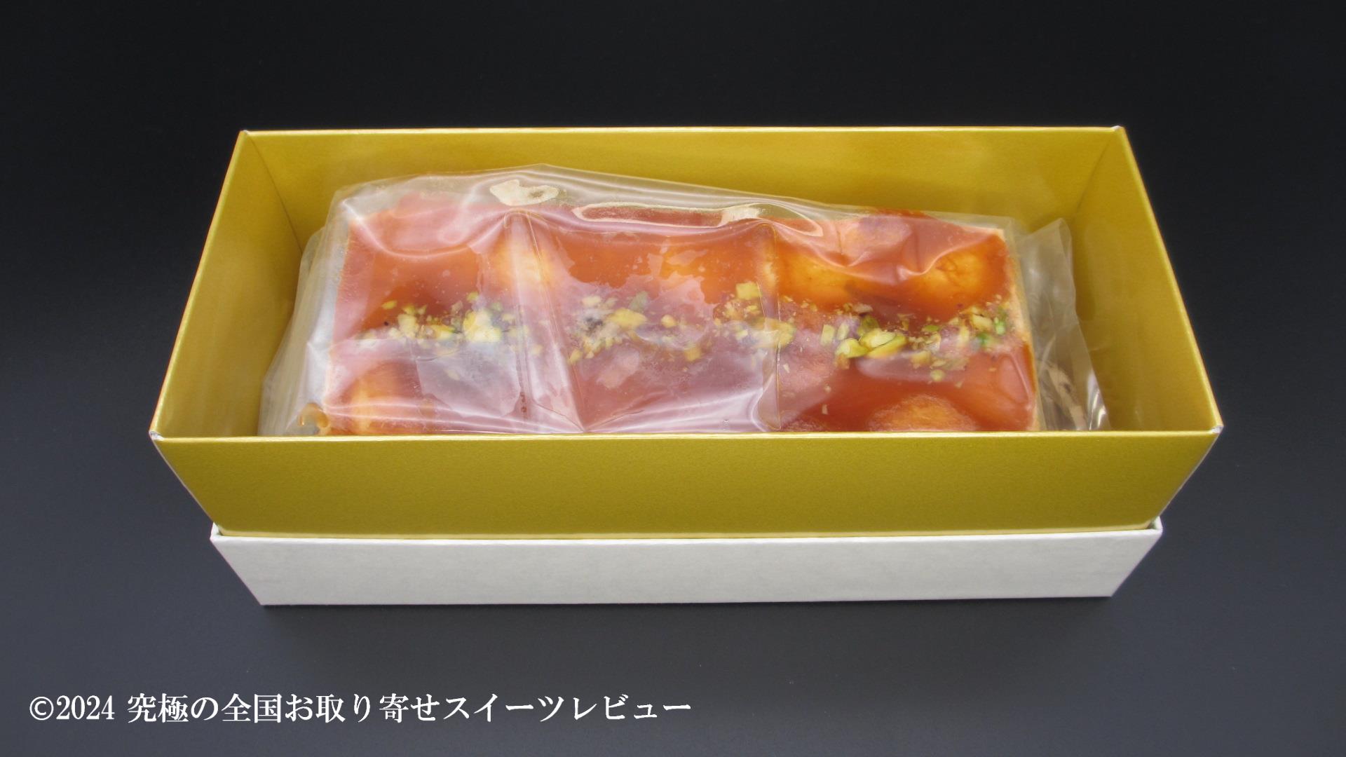 ヴィーガンチーズケーキの「HAPPY BIRTHDAY」ギフトボックスのフタを開けた状態の画像