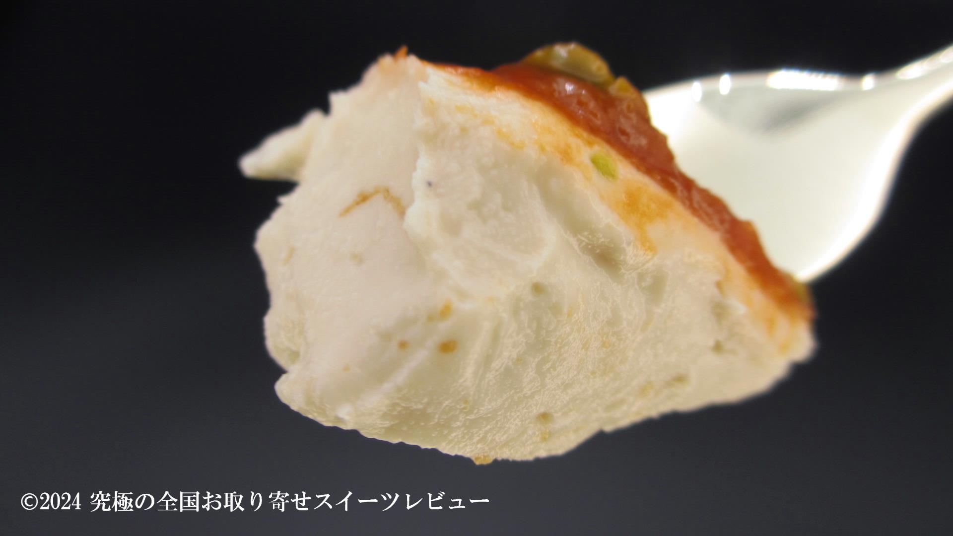 ヴィーガンチーズケーキを食べる瞬間さらにアップの画像