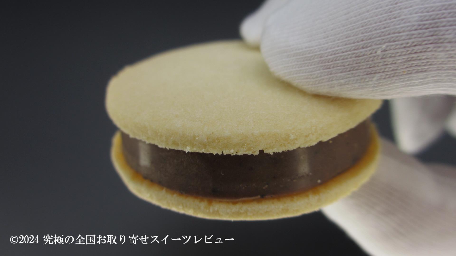 キャラメルラテを持った感じの画像