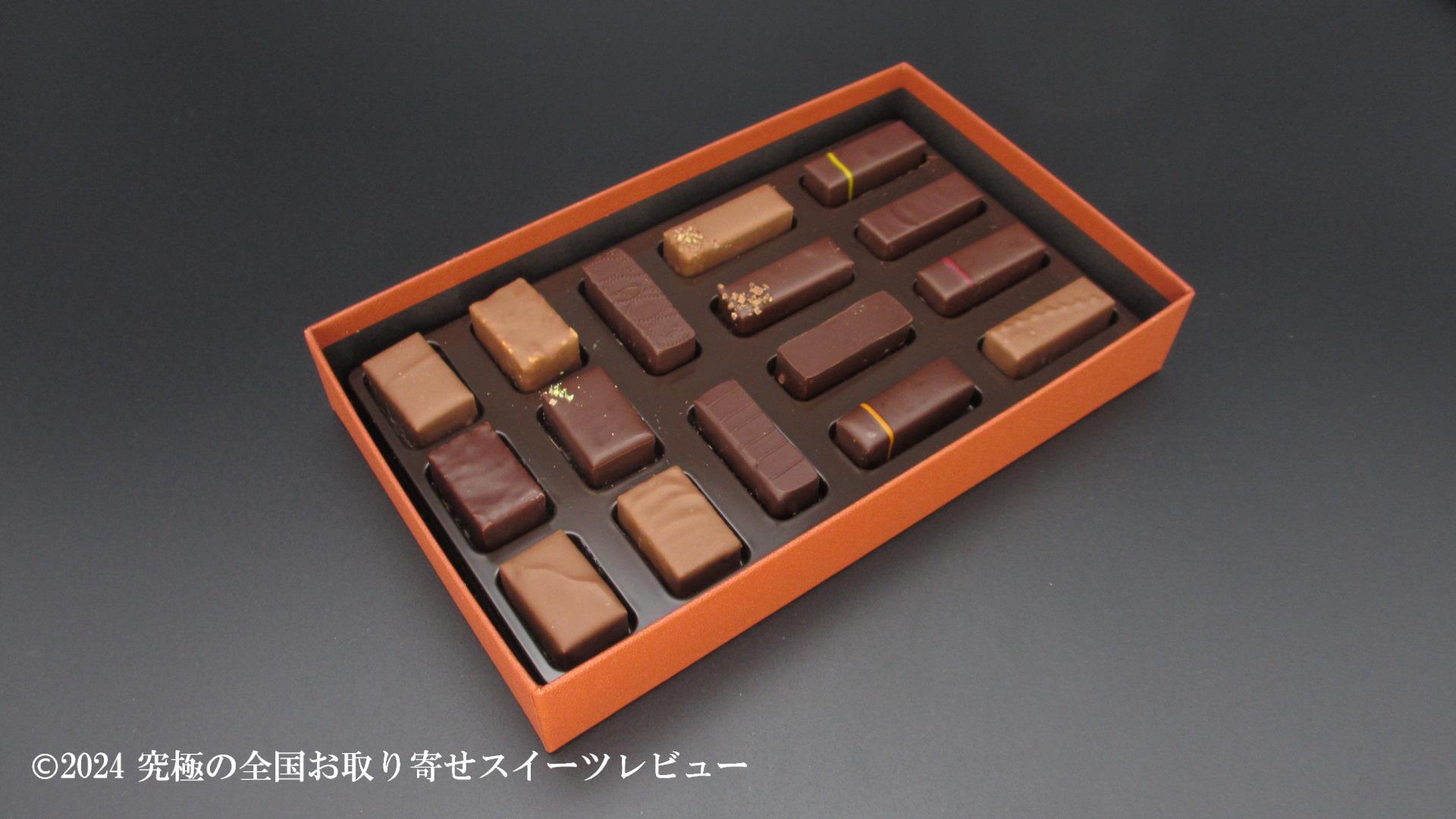 アタンション 16粒入の化粧箱の中（斜め左）の画像